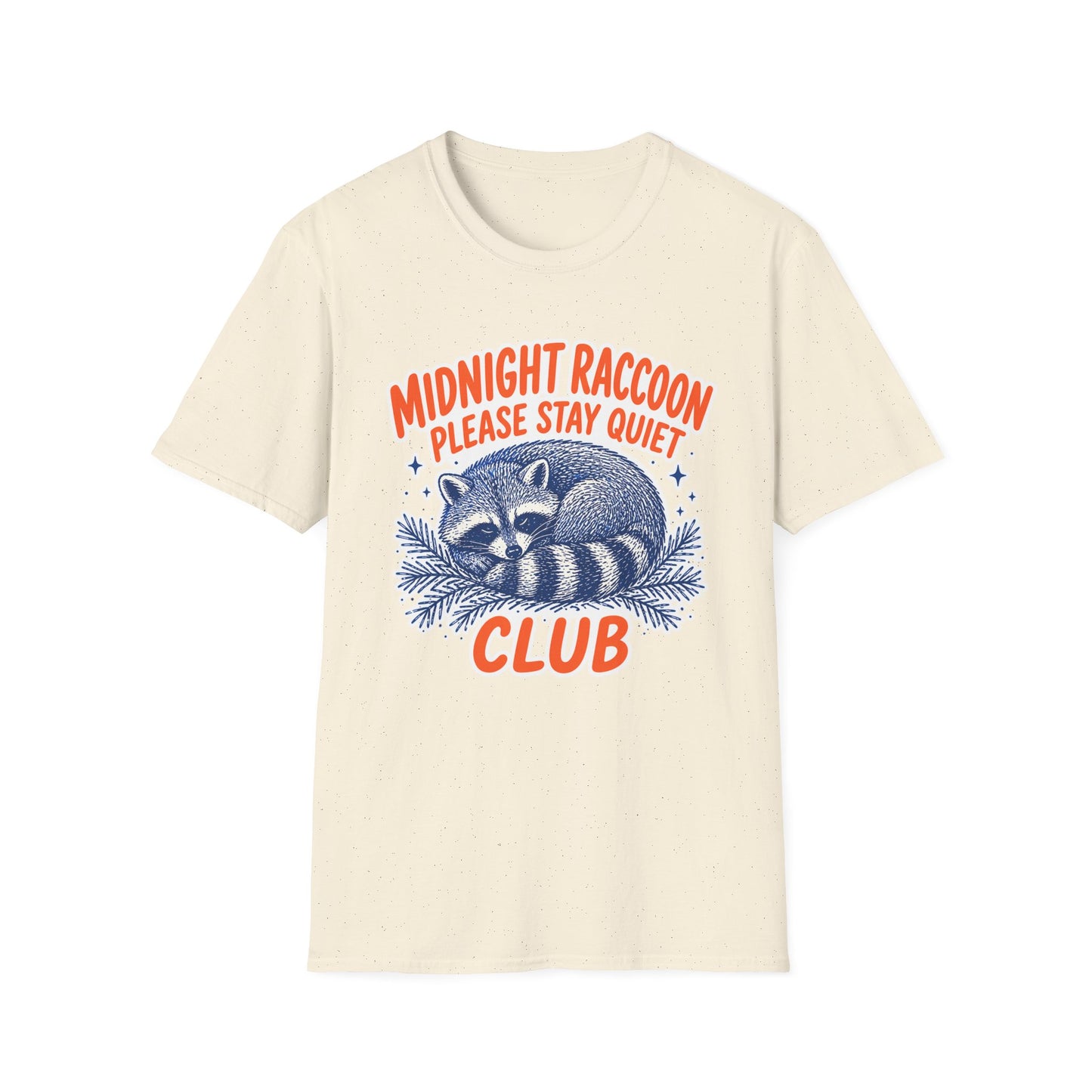 חולצת טישרט עם הדפס דביבון לילי וכיתוב Midnight Raccoon Club – אלרון פרינט