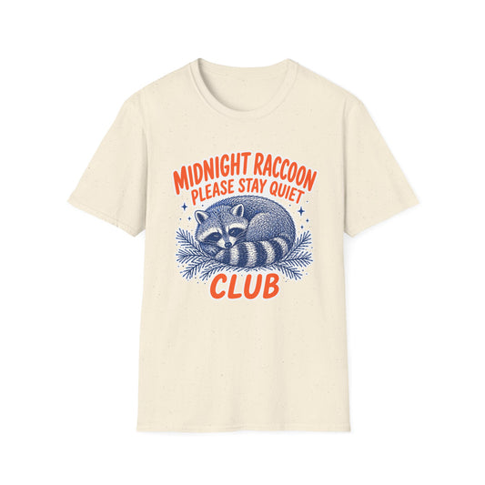חולצת טישרט עם הדפס דביבון לילי וכיתוב Midnight Raccoon Club – אלרון פרינט