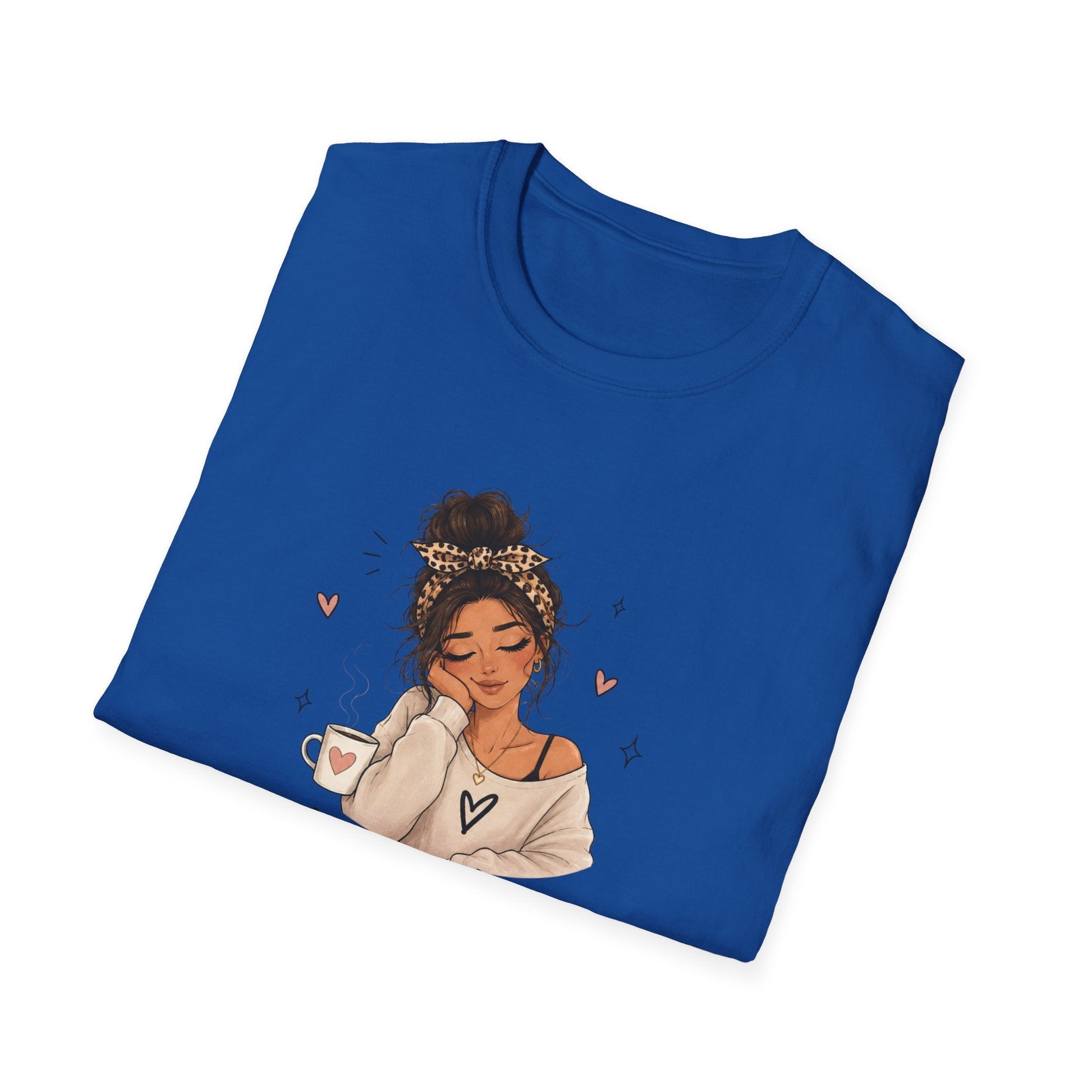אמא עייפה אבל יפה - חולצה כחולה מקופלת עם איור של אישה וספל קפה
