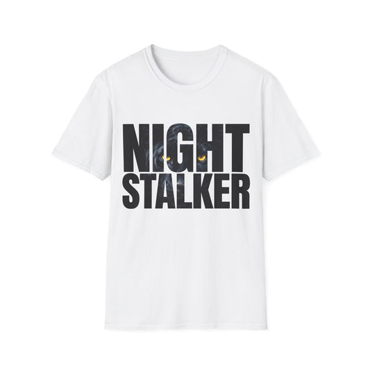 חולצת טי בצבע צהוב (Daisy) עם הדפס פנתר שחור וכיתוב Night Stalker