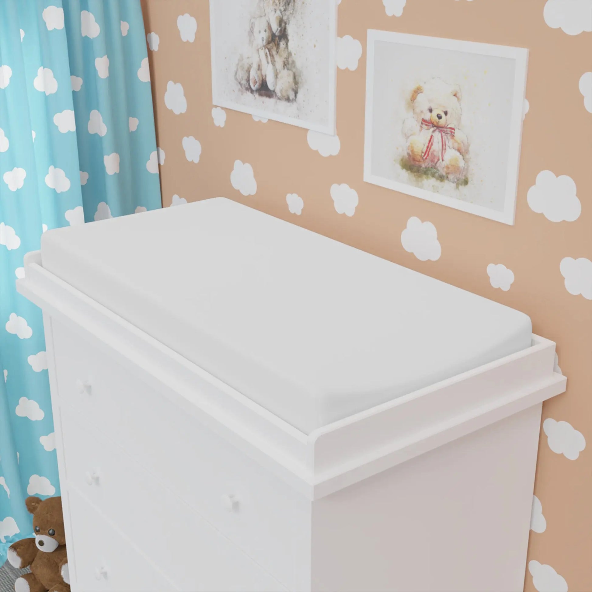 כיסוי למשטח החתלה לתינוק של אלרון פרינט, עמיד למים ונעים למגע בחדר הילדים.