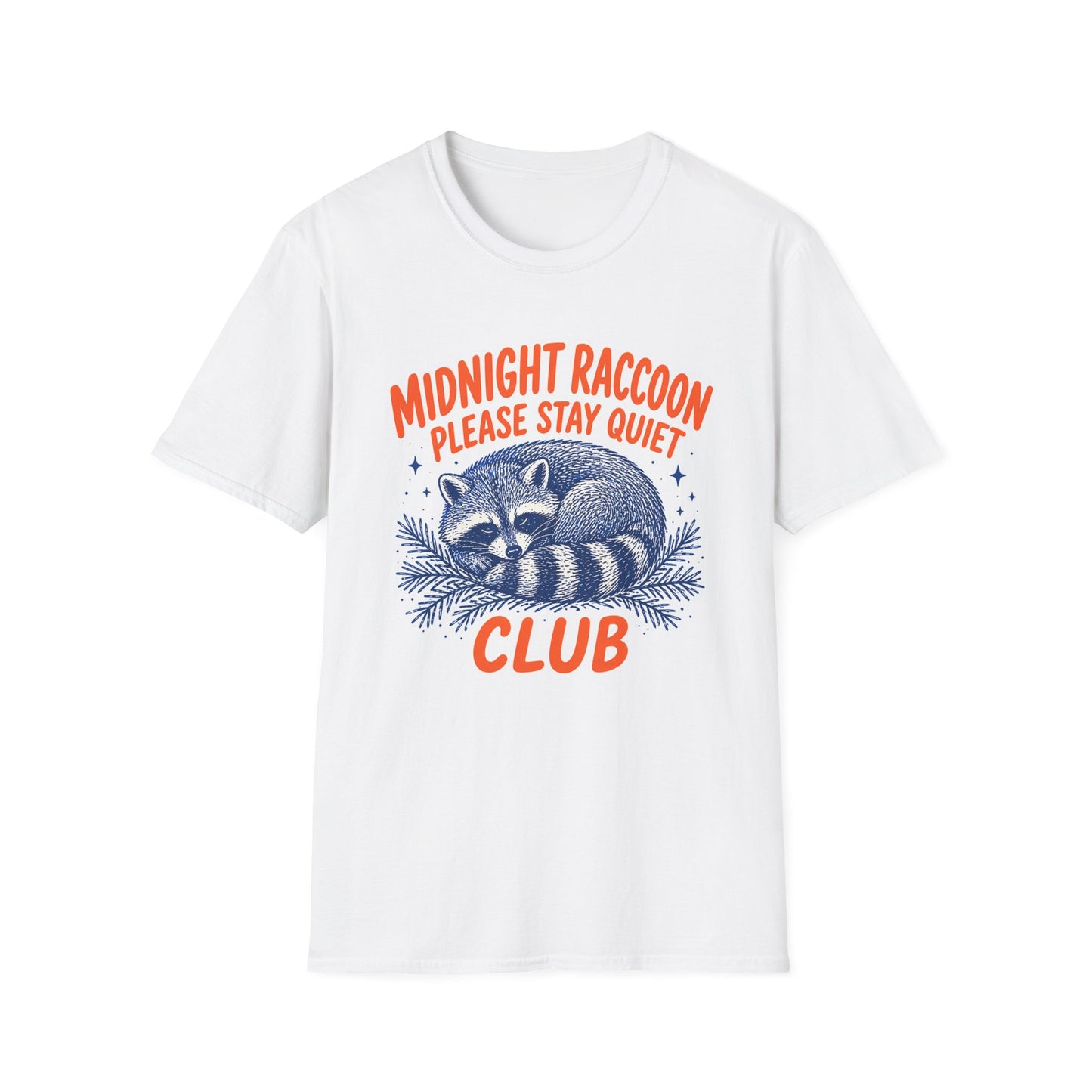חולצה עם הדפס צבעוני של דביבון ישן וכיתוב Midnight Raccoon Club בעיצוב אלרון פרינט – הדפסה על חולצות מקצועית.