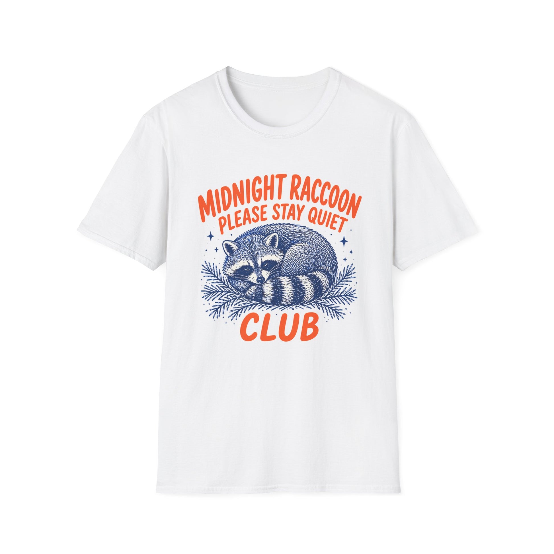 חולצה עם הדפס צבעוני של דביבון ישן וכיתוב Midnight Raccoon Club בעיצוב אלרון פרינט – הדפסה על חולצות מקצועית.
